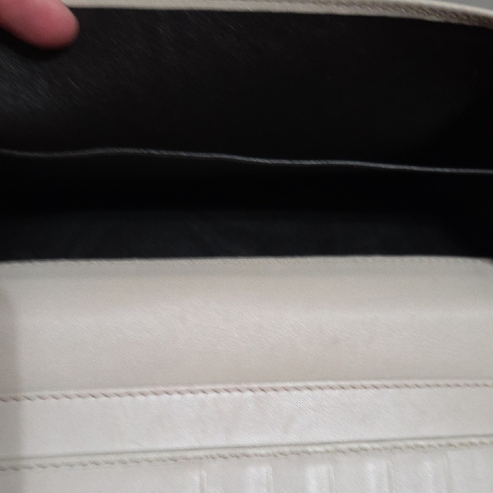 Gucci Beige Wallet with Gold Accent - Picture 5 of 12